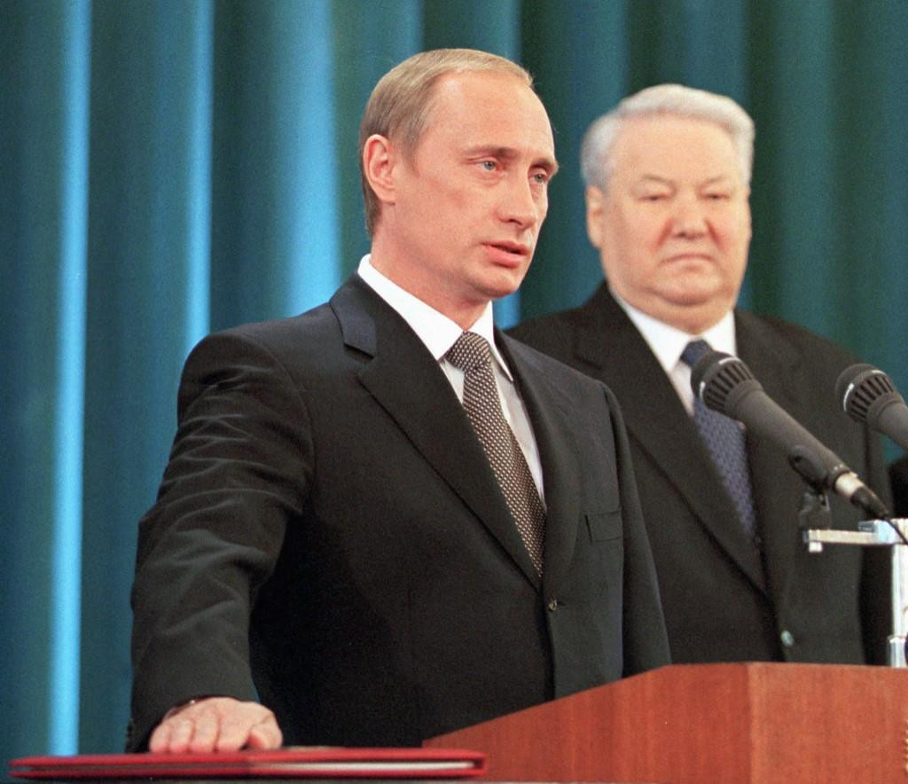 &lt;p&gt;Vladimir Putin priseže na početku svog prvog predsjedničkog mandata 2000., s Borisom Jeljcinom u pozadini&lt;/p&gt;