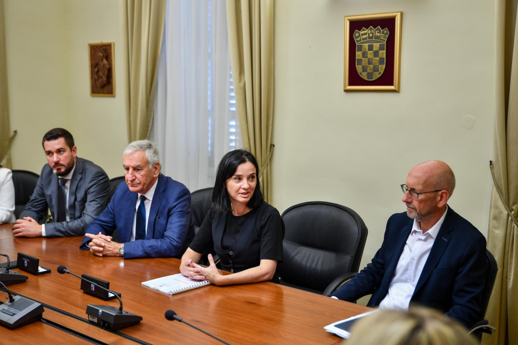 &lt;p&gt;Dubrovnik, 220923.&lt;br&gt;
Ministrica poljoprivreda Marija Vuckovic je u Dubrovniku urucila Opcini Konavle odluku o odabiru za komasaciju i potpisala Sporazum o suradnji izmedju HAPIH-a i Dubrovacko-neretvaske zupanije.&lt;br&gt;