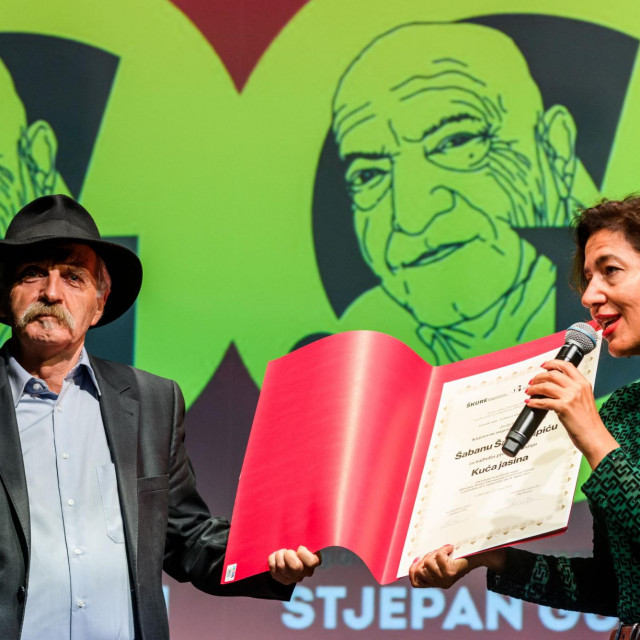 &lt;p&gt;&lt;br&gt;
Na fotografiji: Olja Runjic i Saban Sarenkapic, dobitnik nagrade Stjepan Gulin.&lt;br&gt;
 &lt;/p&gt;