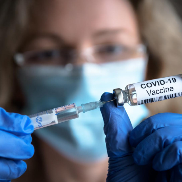 &lt;p&gt;COVID-19 vaccine in researcher hands, female doctor‘s holds syringe and bottle with vaccine for coronavirus cure. Concept of corona virus treatment, injection, shot and clinical trial during pandemic&lt;/p&gt;