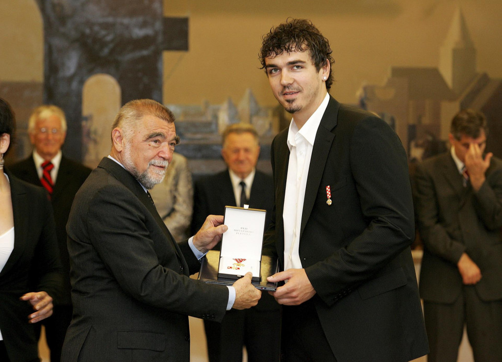 &lt;p&gt;Denis Buntić dobio je odlikovanje tadašnjeg predsjednika Stjepana Mesića ”Red Hrvatskog Pletera”&lt;/p&gt;