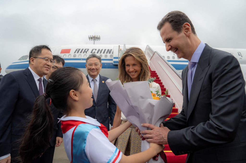 &lt;p&gt;Srdačan soček Assada i supruge mu na aerodromu u Pekingu 21. rujna &lt;/p&gt;