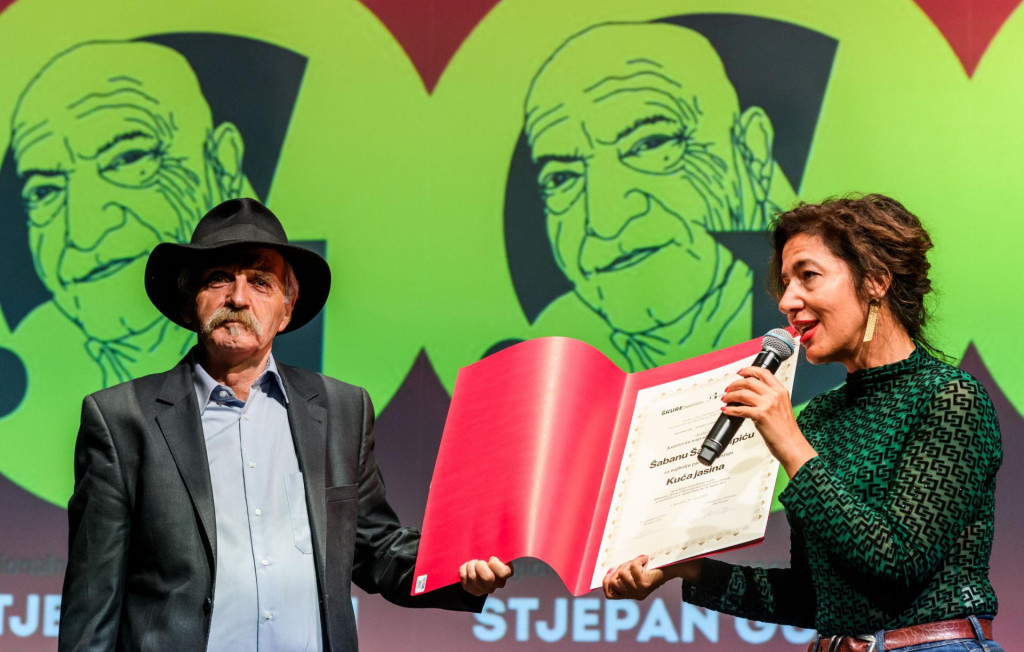 &lt;p&gt;&lt;br&gt;
Na fotografiji: Olja Runjic i Saban Sarenkapic, dobitnik nagrade Stjepan Gulin.&lt;br&gt;
 &lt;/p&gt;