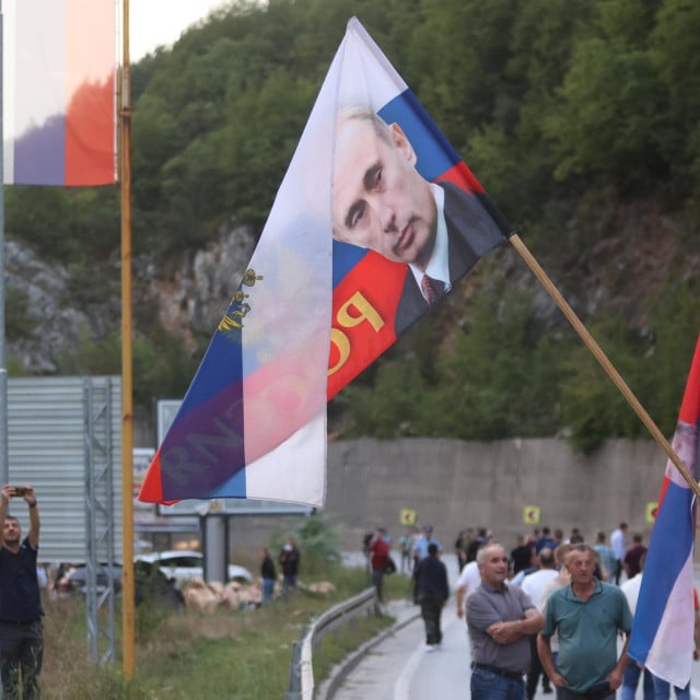 &lt;p&gt;Rusija do Sarajeva - Dodigovi pijunčići prosvjeduju na međuentitetskoj liniji noseći zastave s Putinovim likom. Da ne bude zabune, godina je 2023., a BiH je dio Europe&lt;/p&gt;