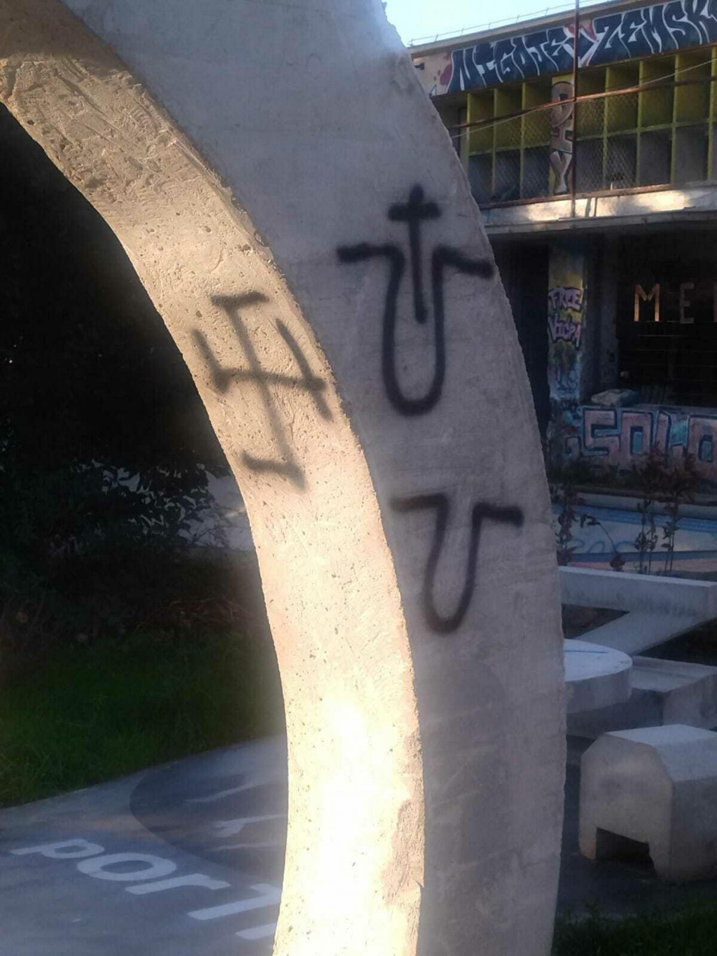 &lt;p&gt;Okoliš Centra za mlade išaran nacističkim grafitima&lt;/p&gt;