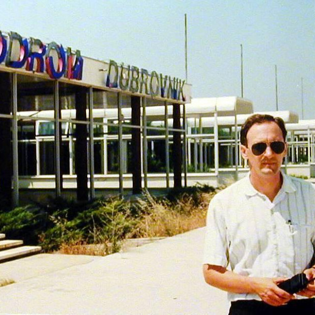 &lt;p&gt;Tonći Peović na dubrovačkom razrušenom aerodromu u poslijeratnim godinama&lt;/p&gt;