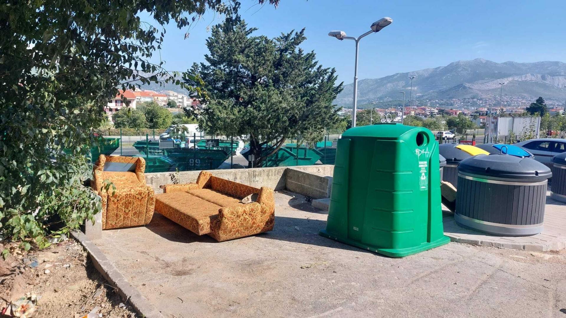 Slobodna Dalmacija Odba Eni Kau Uz Kontejner Otkrio Je Tu Nu Istinu Nekad Su Spli Ani