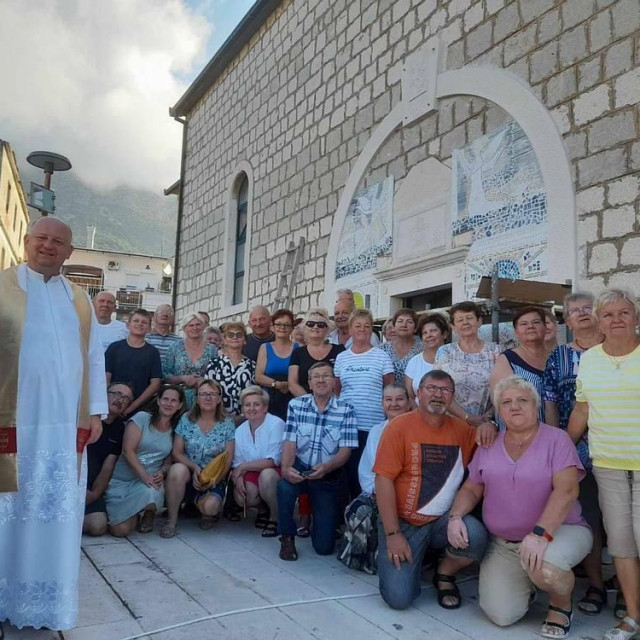 &lt;p&gt;Brojni turisti i hodočasnici su zapadni ulaz u crkvu svetog Mihovila prepoznali kao mjesto s kojeg u svijet šalju svoju sliku Graca&lt;/p&gt;