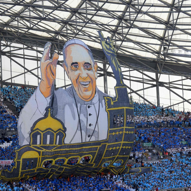 &lt;p&gt;Veliki poster pape Frane na stadionu u Marseilleu&lt;/p&gt;