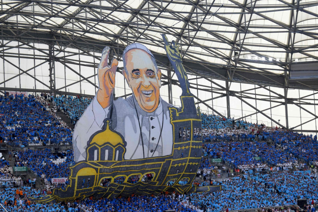 &lt;p&gt;Veliki poster pape Frane na stadionu u Marseilleu&lt;/p&gt;