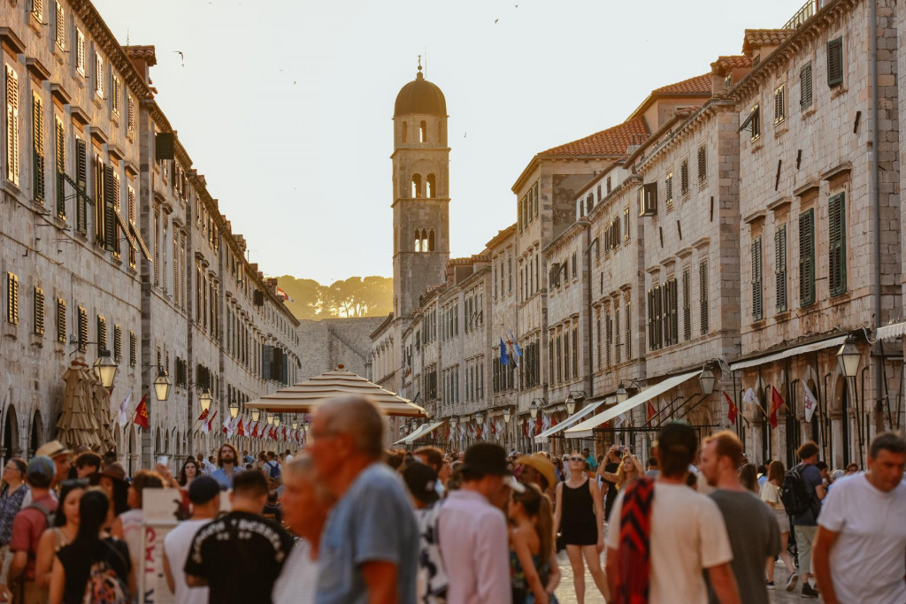 &lt;p&gt;Dubrovnik, 140723&lt;br&gt;
Dubrovcani i turisti uzivaju u lijepom popodnevnom vremenu na Stradunu.&lt;br&gt;