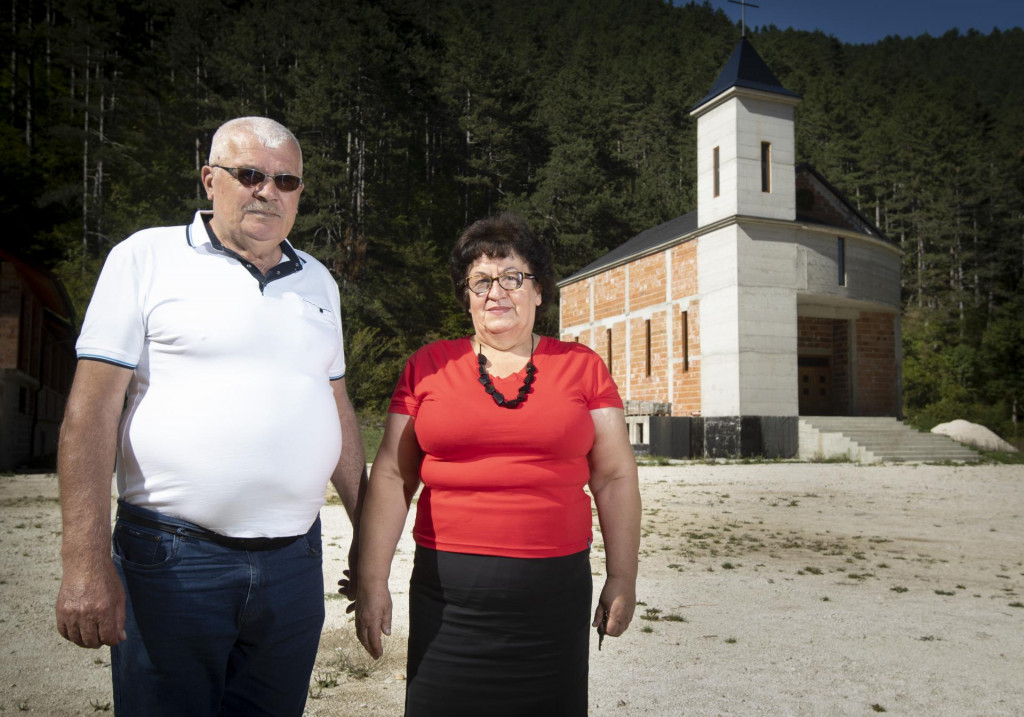 &lt;p&gt;Husejn i Vesna Smajić ispred nove crkve na lokaciji Crkvine odnosno Vesela Straža&lt;br&gt;
 &lt;/p&gt;