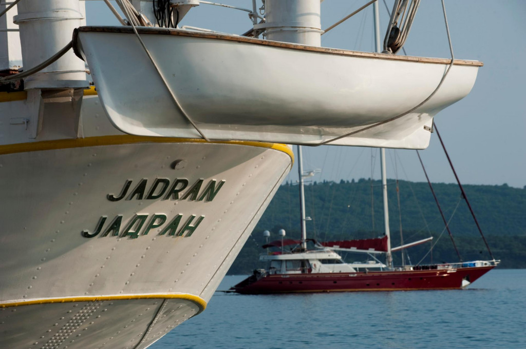 &lt;p&gt;Na fotografiji: skolski brod Jadran vezan je na tivatskoj rivi&lt;br&gt;
 &lt;/p&gt;