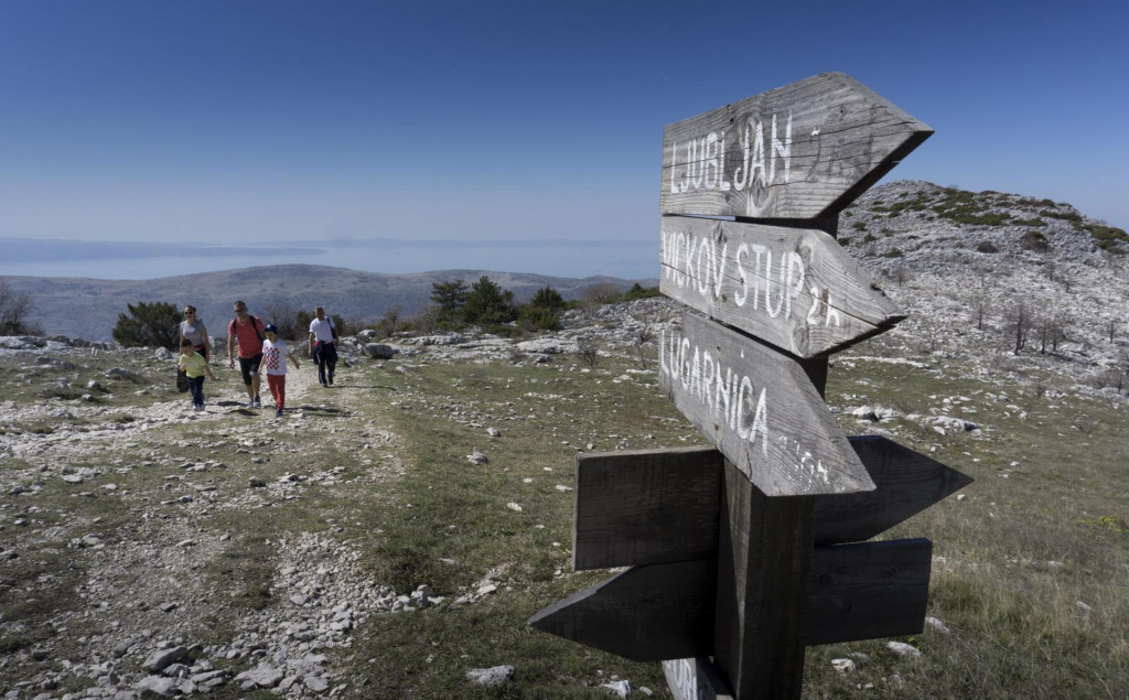 &lt;p&gt;Mnogobrojni Dalmatinci provode ugodan dan u šetnji planinarskim stazama Mosora i boravkom u planinarskom domu Umberto Girometta&lt;/p&gt;