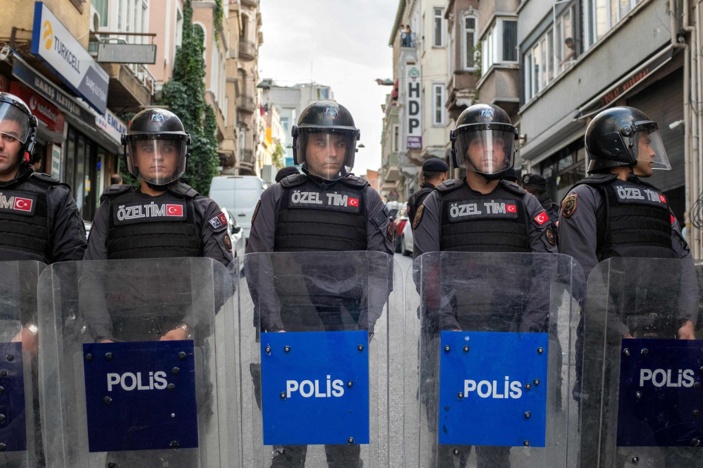 &lt;p&gt;U operacijama Nacionalne obavještajne organizacije Turske (MIT) i policije otkrivene su ćelije terorističke organizacije PKK, a uhićeno je blizu 90 osoba (ilustracija)&lt;/p&gt;