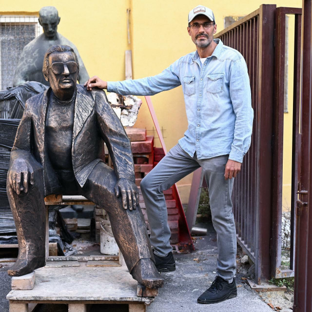 &lt;p&gt;Kipar Ante Guberina i spomenik Miljenku Smoji fotografirani u dvoristu Akademije likovnih umjetnosti&lt;/p&gt;