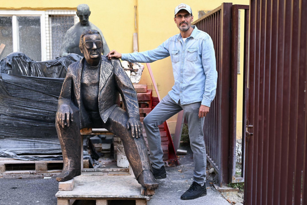 &lt;p&gt;Kipar Ante Guberina i spomenik Miljenku Smoji fotografirani u dvoristu Akademije likovnih umjetnosti&lt;/p&gt;