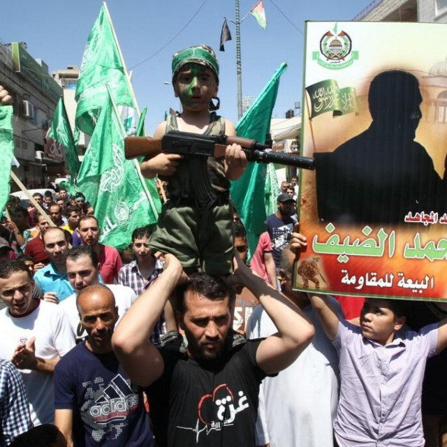 &lt;p&gt;Pristaše Hamasa s ‘portretom‘ Mohammeda Deifa i dječakom naoružanim plastičnom puškom u Pojasu Gaze&lt;/p&gt;