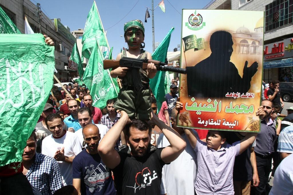 &lt;p&gt;Pristaše Hamasa s ‘portretom‘ Mohammeda Deifa i dječakom naoružanim plastičnom puškom u Pojasu Gaze&lt;/p&gt;
