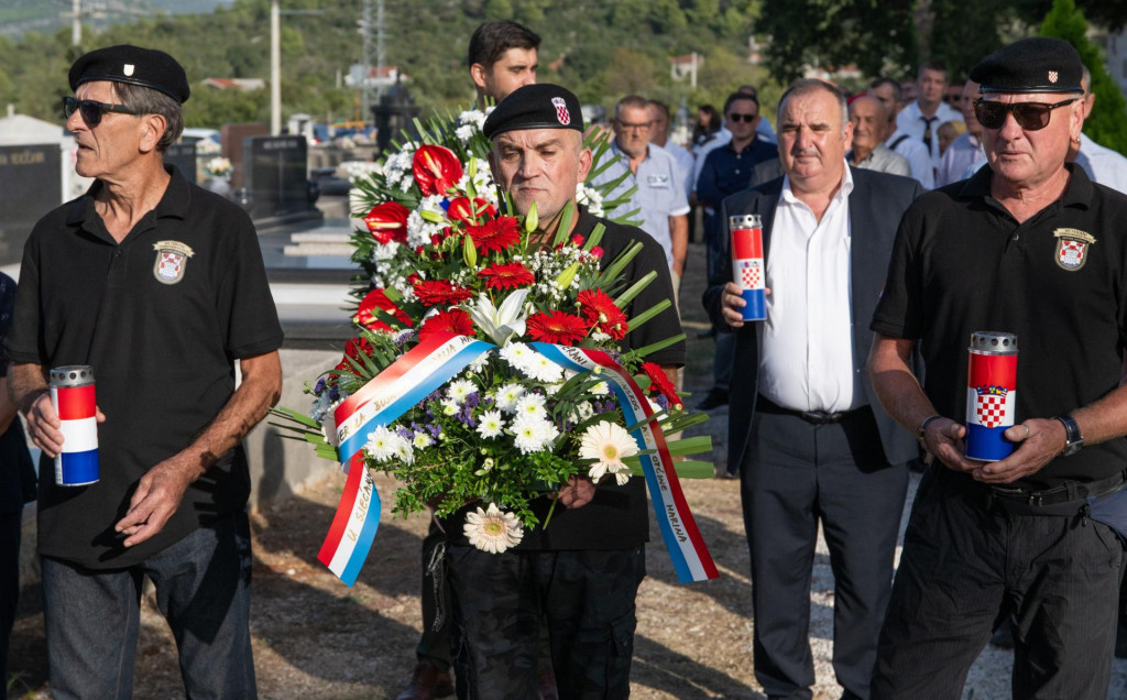 &lt;p&gt;Veterani Marine sa cvijećem i svijećama za generala Andriju Matijaša Pauka&lt;/p&gt;