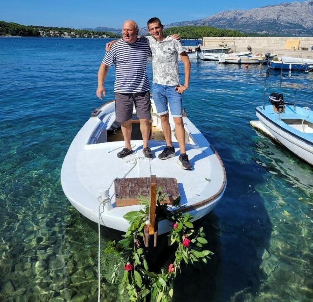 &lt;p&gt;Ivan Perišić (desno) u društvu Iva Kriletića Rokoše, bivšeg vlasnika brodice i budućeg dide male Anđele po kojoj će gajeta sada nositi ime&lt;/p&gt;