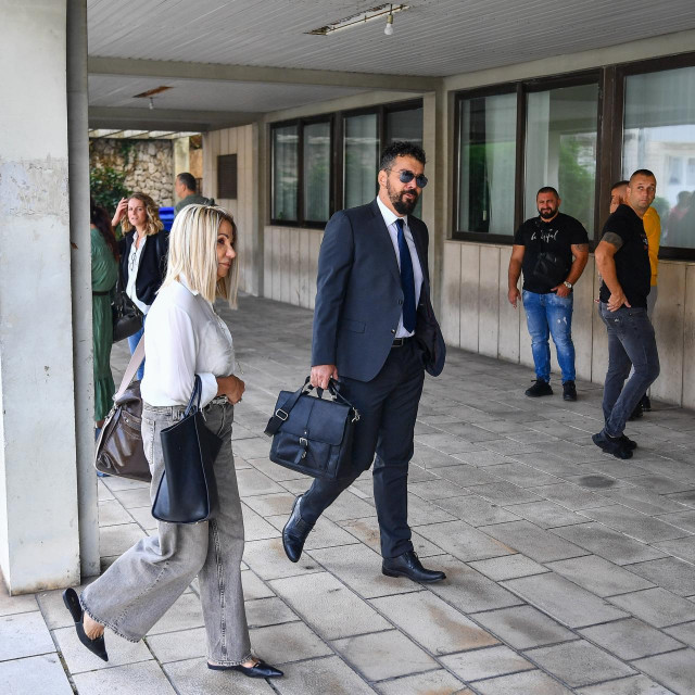 &lt;p&gt;Odvjetnica Doris Košta stiže na Županijski sud u Dubrovniku&lt;/p&gt;