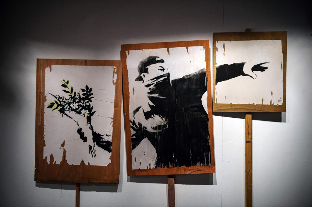 &lt;p&gt;Banksyjevo djelo ”Flower Thrower”, poznato i kao ”Love is in the Air”, izloženo prošlog ljeta na njegovoj samostaloj izložbe ”CUT &amp; RUN: 25 years card labour” u Galeriji suvremene umjetnosti (GOMA), u Glasgowu&lt;/p&gt;