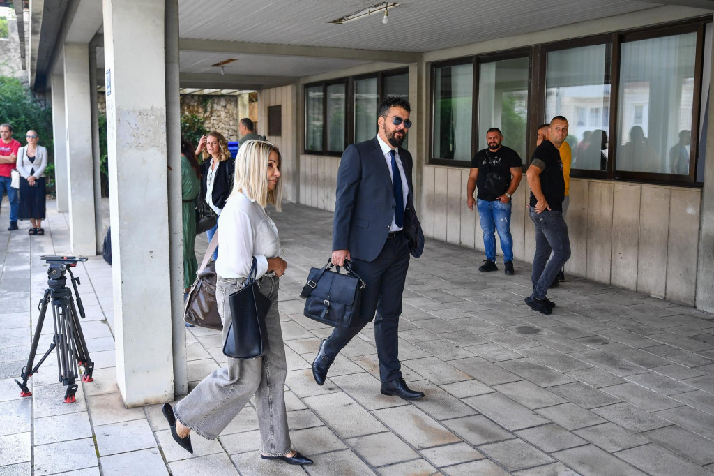 &lt;p&gt;Odvjetnica Doris Košta stiže na Županijski sud u Dubrovniku&lt;/p&gt;
