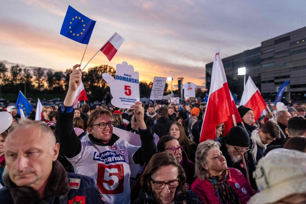 &lt;p&gt;Poljaci okupljeni 9. listopada ispred TV studija u Varšavi u kojem glavni kandidati parlamentarnih izbora sudjeluju u debati&lt;/p&gt;