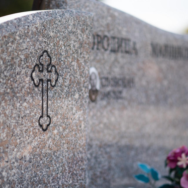 &lt;p&gt;Komunalna tvrtka je izdala nalog da se na mjesnom groblju u Poljicima ukloni nadgrobni spomenik na obiteljskoj grobnici jer je ispisan na ćirilici&lt;/p&gt;