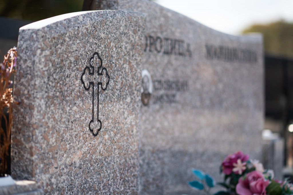 &lt;p&gt;Komunalna tvrtka je izdala nalog da se na mjesnom groblju u Poljicima ukloni nadgrobni spomenik na obiteljskoj grobnici jer je ispisan na ćirilici&lt;/p&gt;