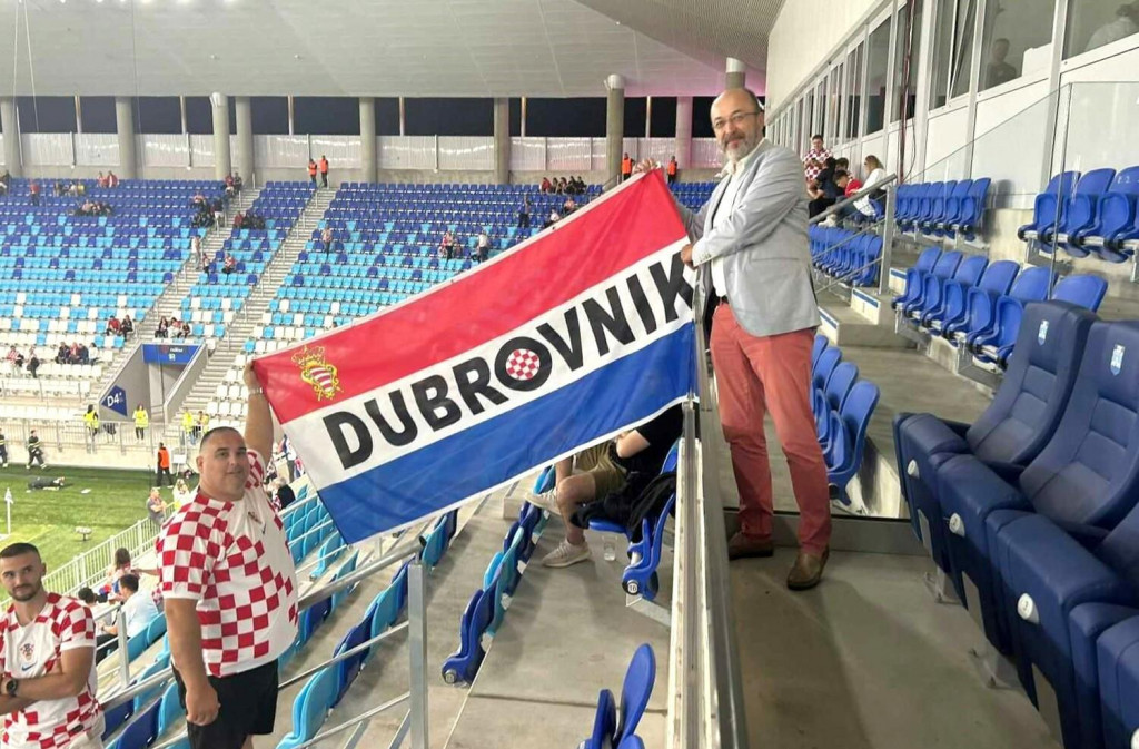 &lt;p&gt;Andrija Bratičević i Krešimir Macan na tribinama Opus Arene u Osijeku uoči utakmice Hrvatska - Turska&lt;/p&gt;