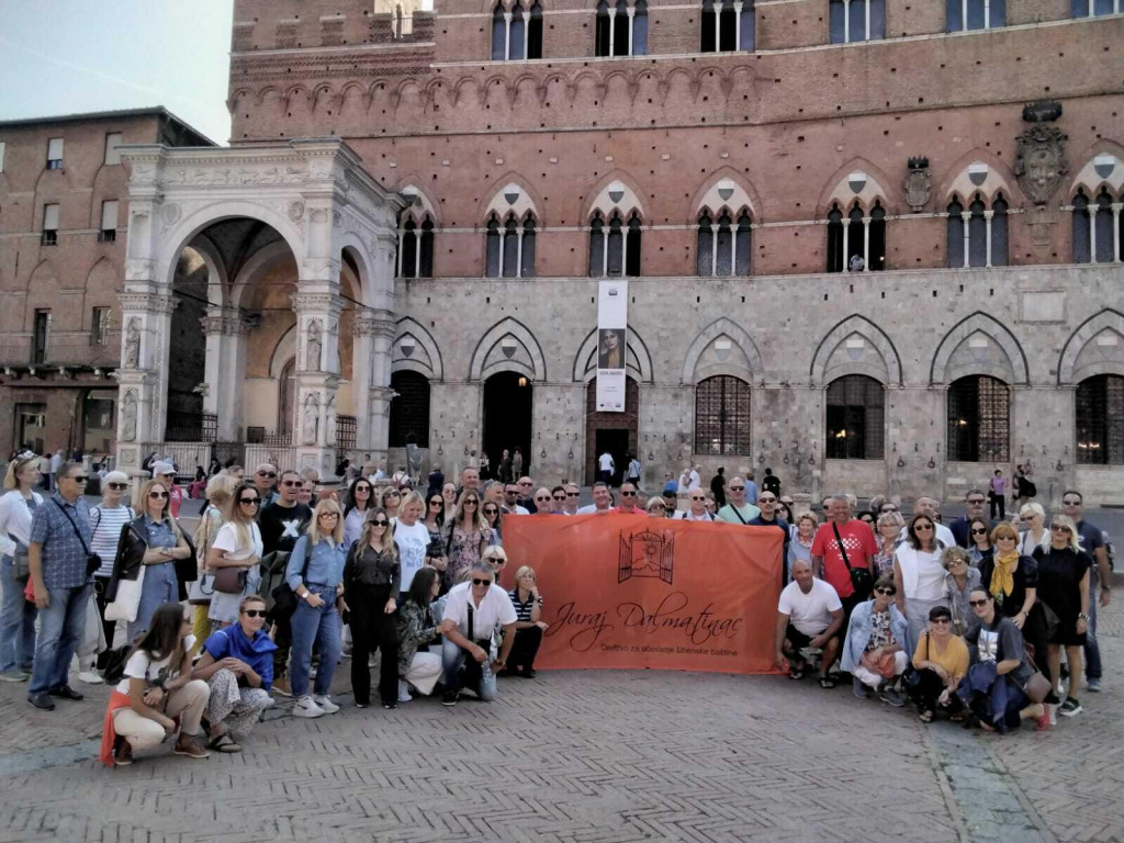 &lt;p&gt;Šibenčani na Il Campu, glavnom trgu Siene&lt;/p&gt;

&lt;p&gt; &lt;/p&gt;