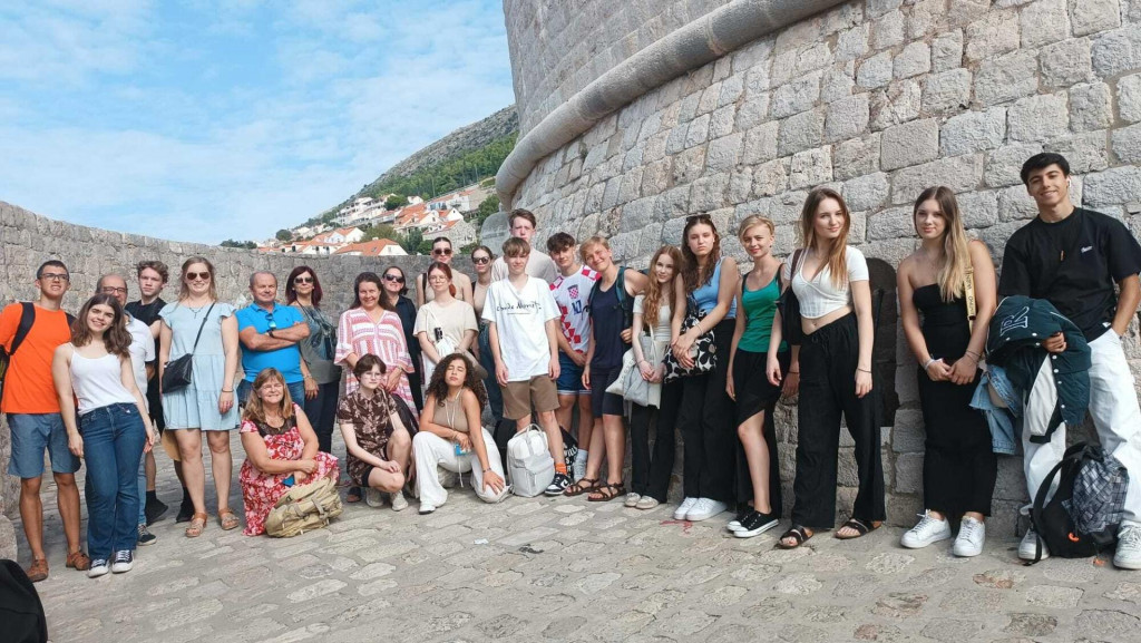 &lt;p&gt;Nakon što su učenici Umjetničke škole Luka Sorkočević u Dubrovniku proteklu&lt;br&gt;
godinu boravili kod svojih kolega u Finskoj, Portugalu, Njemačkoj, Latviji i Poljskoj,&lt;br&gt;
sada su oni došli u Dubrovnik i Hrvatsku, a sve to u okviru Erasmus Plus projekta ”Arts Now and Before”.&lt;/p&gt;