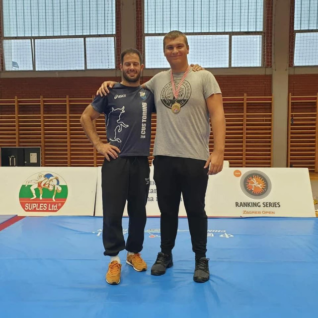 &lt;p&gt;Mate Vudrag (desno) postao kadetski državni prvak u hrvanju, a sada je osvojio i juniorsko srebro na prvenstvu Hrvatske&lt;/p&gt;