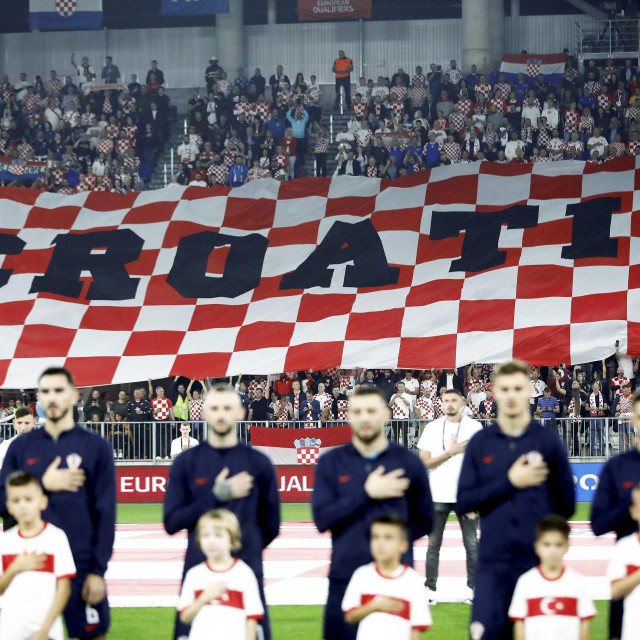 &lt;p&gt;&lt;br&gt;
Kvalifikacijska utakmica za Europsko prvenstvo, Hrvatska - Turska&lt;br&gt;
Na fotografiji: navijacka zastava na tribinama.&lt;br&gt;
 &lt;/p&gt;