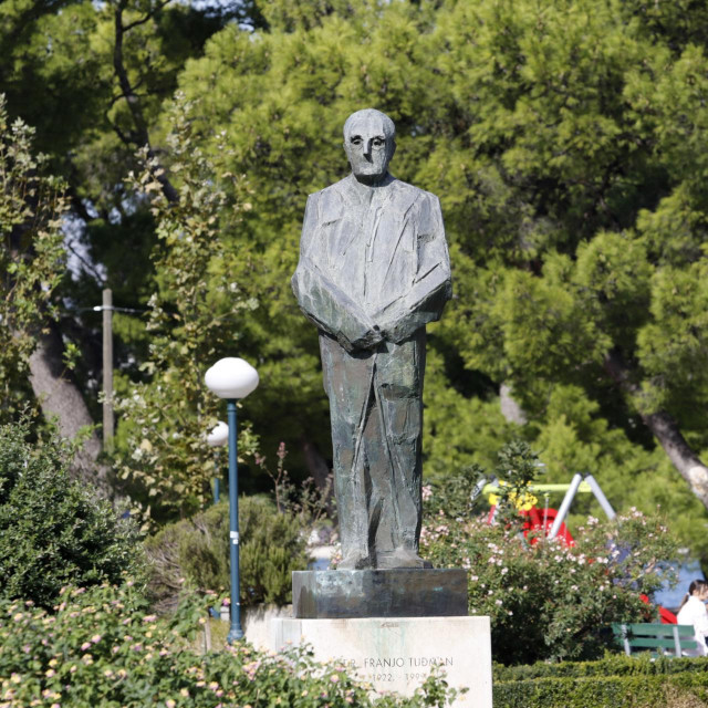 &lt;p&gt;Spomenik Franji Tuđmanu u Makarskoj&lt;/p&gt;