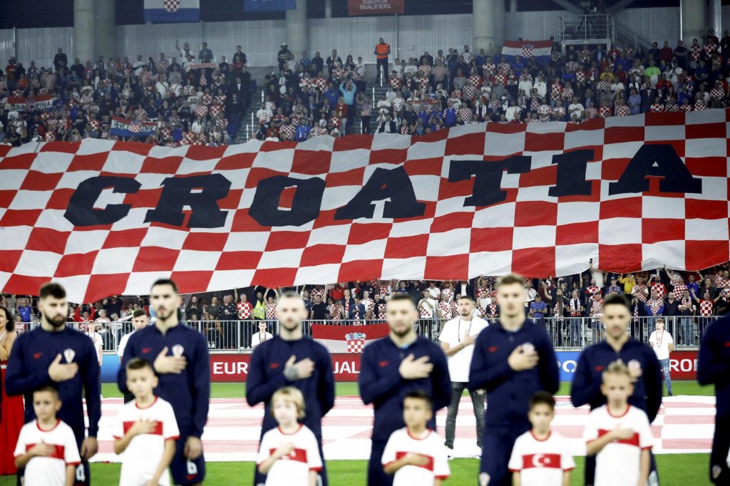 &lt;p&gt;&lt;br&gt;
Kvalifikacijska utakmica za Europsko prvenstvo, Hrvatska - Turska&lt;br&gt;
Na fotografiji: navijacka zastava na tribinama.&lt;br&gt;
 &lt;/p&gt;