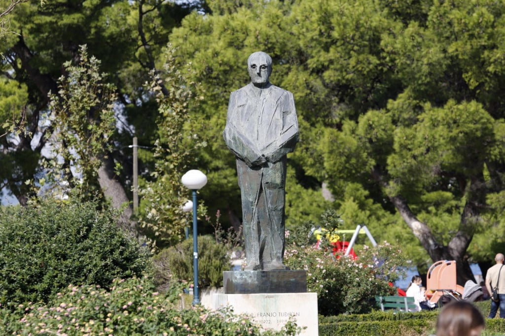 &lt;p&gt;Spomenik Franji Tuđmanu u Makarskoj&lt;/p&gt;