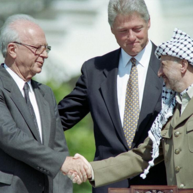 &lt;p&gt;Bill Clinton stoji između Jasera Arafata i izraelskog premijera Yitzahka Rabina 1993. godine &lt;/p&gt;