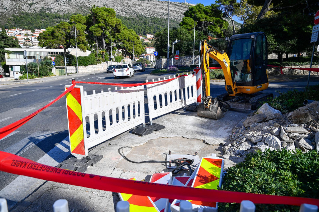 &lt;p&gt;”Rast cijena dobara i usluga utječe na sve sektore pa je tako u proteklom razdoblju zabilježen značajan porast troškova materijala, energenata i radne snage koji su povezani s održavanjem komunalne infrastrukture”, objašnjenje je Grada Dubrovnika&lt;/p&gt;