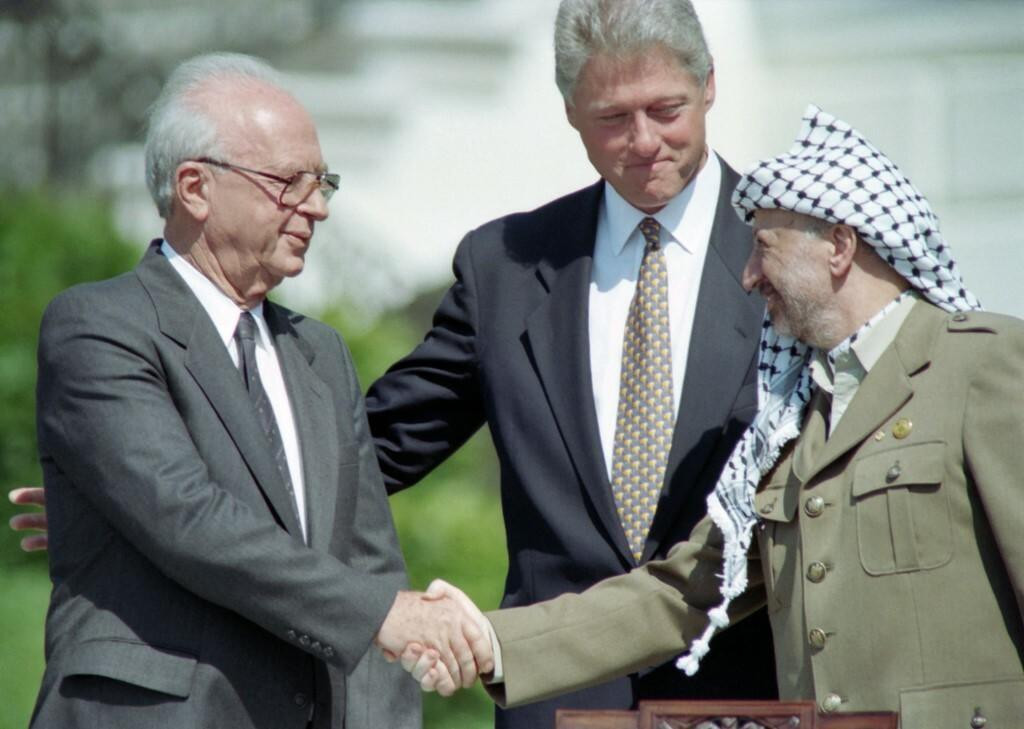 &lt;p&gt;Bill Clinton stoji između Jasera Arafata i izraelskog premijera Yitzahka Rabina 1993. godine &lt;/p&gt;