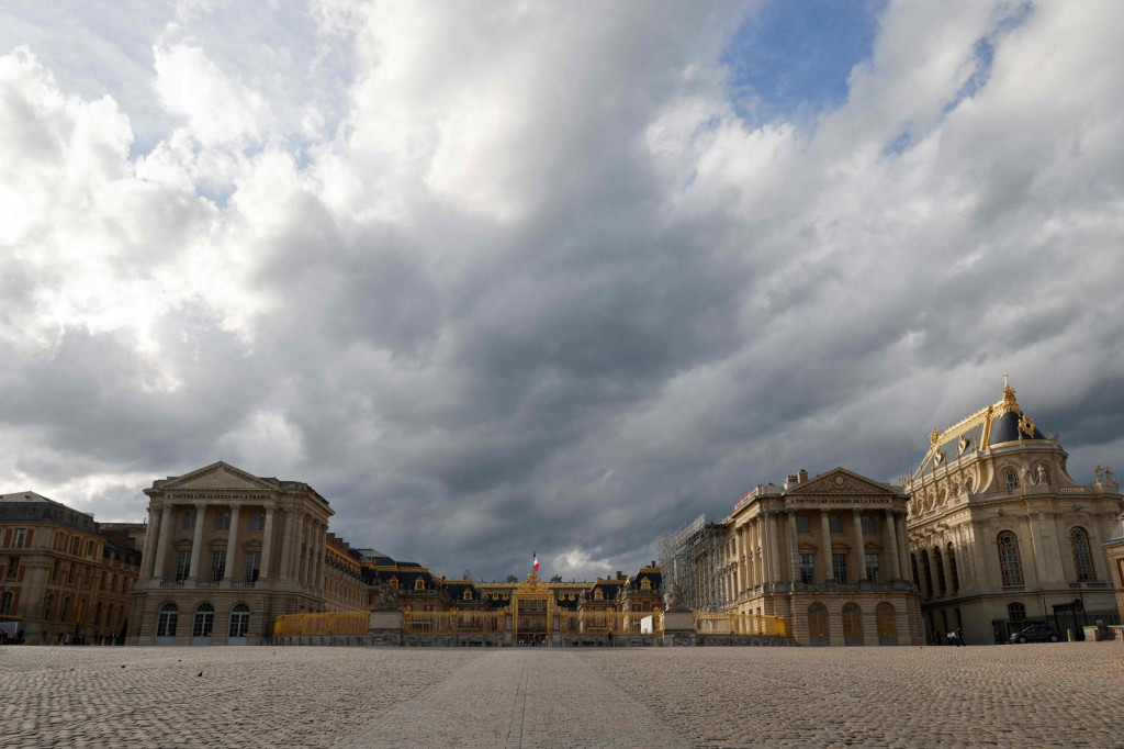 &lt;p&gt;Versailles: Zatvaramo svoja vrata&lt;/p&gt;