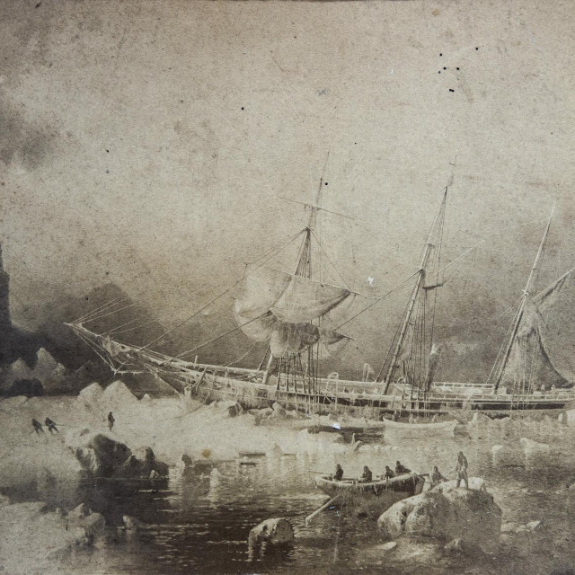 &lt;p&gt;Fotografija broda okovanog ledom prikazana na izložbi&lt;br&gt;
&lt;br&gt;
&lt;br&gt;
 &lt;/p&gt;