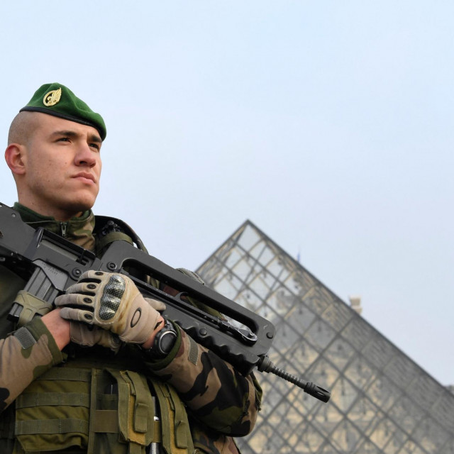 &lt;p&gt;Muzej Louvre u Parizu kojeg posjete milijuni turista evakuiran je zbog dojave o postavljenoj bombi&lt;/p&gt;