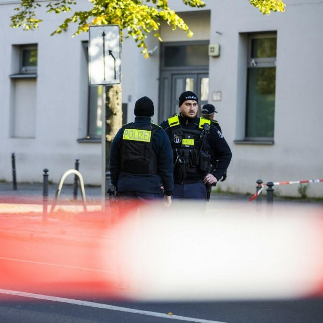 &lt;p&gt;Njemačka policija na ulici u Berlinu, ispred Židovske zajednice Kahal Adass Yisroel. Bili su meta napada, dva molotovljeva koktela su poletjela...&lt;/p&gt;