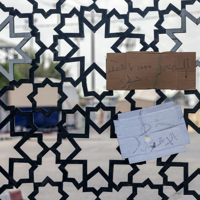 &lt;p&gt;Kartonski natpisi s tekstom na arapskom ”prijelaz je pod prijetnjom bombardiranja, opasnost od približavanja” na ogradi graničnog prijelaza Rafah između Gaze i Egipta &lt;/p&gt;