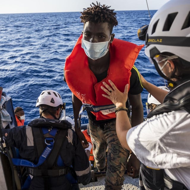 &lt;p&gt;Članovi posade civilnog broda za spašavanje na moru Sea-Watch 4 i medicinske dobrotvorne organizacije Liječnici bez granica (MSF) pomažu migrantima da se ukrcaju na brod opremljen klinikom&lt;/p&gt;