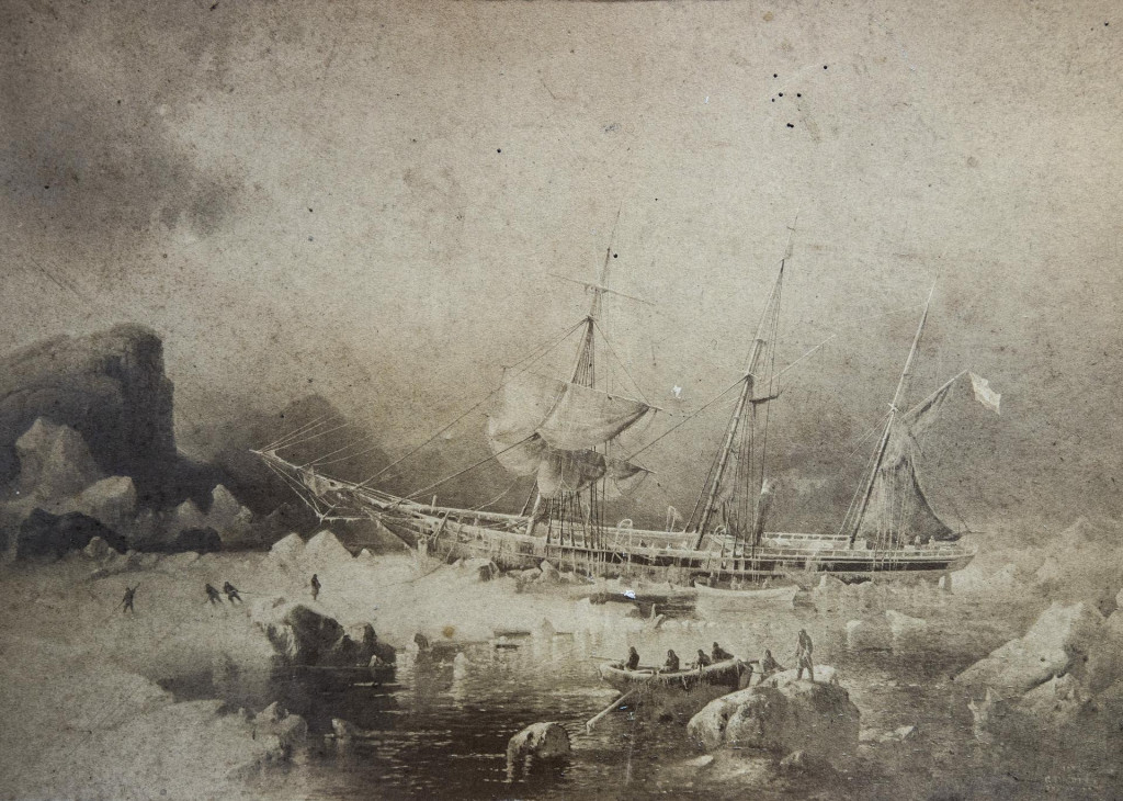 &lt;p&gt;Fotografija broda okovanog ledom prikazana na izložbi&lt;br&gt;
&lt;br&gt;
&lt;br&gt;
 &lt;/p&gt;