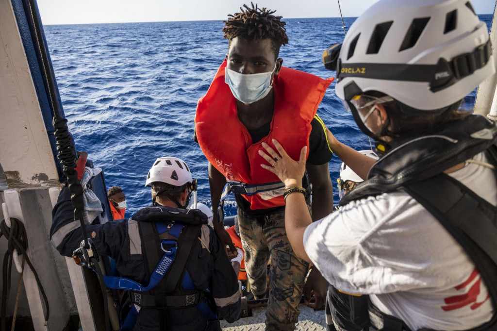 &lt;p&gt;Članovi posade civilnog broda za spašavanje na moru Sea-Watch 4 i medicinske dobrotvorne organizacije Liječnici bez granica (MSF) pomažu migrantima da se ukrcaju na brod opremljen klinikom&lt;/p&gt;